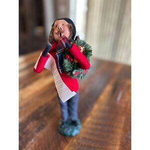 Vintage Byers Choice Carolers Figurine Man In Red Coat & Plaid Scarf Holding Wre